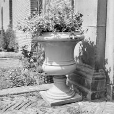 Twickel: twee gietijzeren, grijs geschilderde tuinvazen in kelkvorm voor ingangspartij