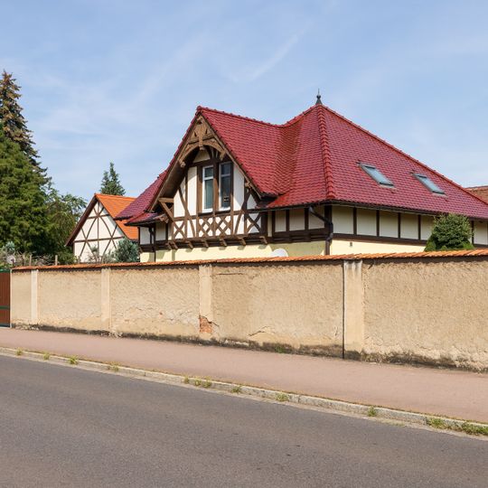Kutscher- oder Gärtnerhaus und Wirtschaftsgebäude Fabrikstraße 26