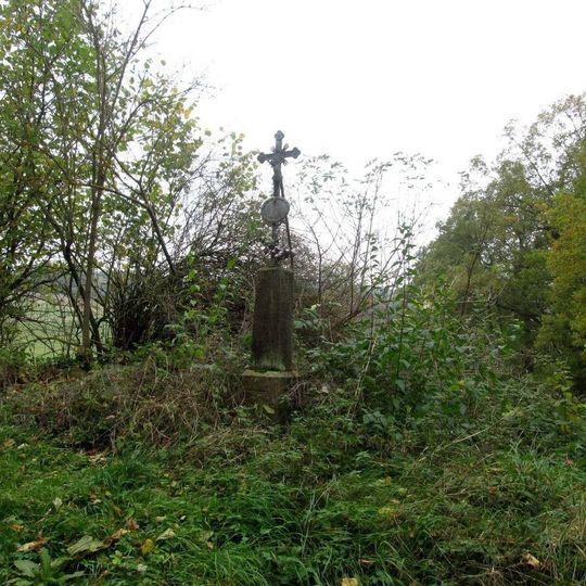 Kříž západně od Újezdce u lesa