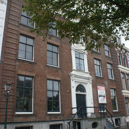 Statig breed patriciershuis, hardstenen stoep en souterrain