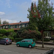 Rijtje van zes middenstandswoningen