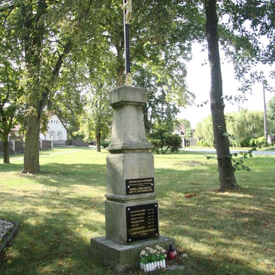 Kříž a památník obětem 1. sv. války ve Vřesníku