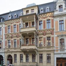 Mietshaus in geschlossener Bebauung mit Vorgarten Augustastraße 33