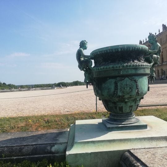 Vase aux satyres sur têtes de boucs