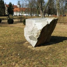 Kamenná plastika Zevnitř a zvenku v zámeckém parku v Ostrově nad Ohří