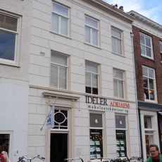 Pand met gepleisterde lijstgevel, empire ingangsomlijsting