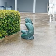 Skulptur „Kniende Frau“ (Name unbekannt)