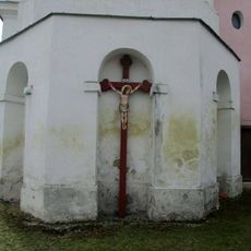 Kříž u kostela v Těchonicích