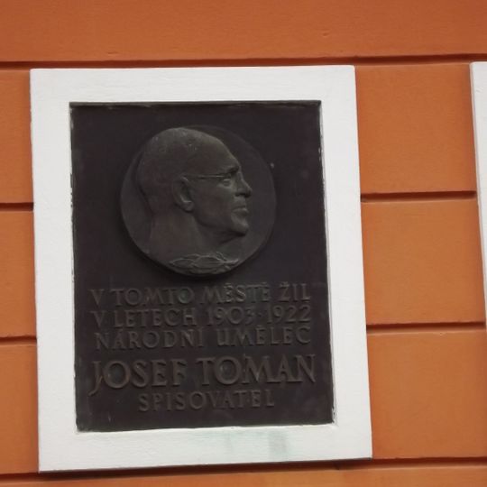 Pamětní deska spisovatele Josefa Tomana v Rožmitále