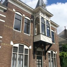 Halfvrijstaand herenhuis