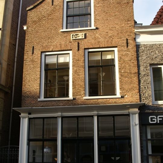 Huis met tuitgevel met goede pui
