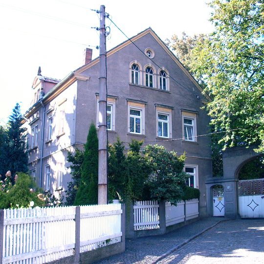 Wohnhaus in offener Bebauung Dresdener Straße 10