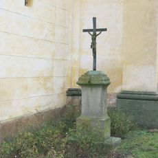 Kříž u kostela v Heřmanicích