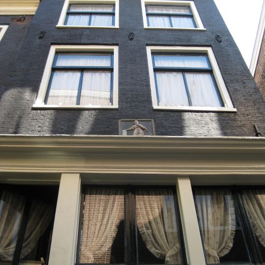 Huis met gevel onder rechte lijst