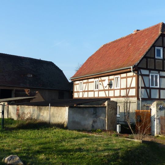 Wohnhaus und Scheune eines Zweiseithofes Kötzschenbrodaer Straße 54