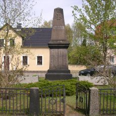 Denkmal für die Gefallenen des Ersten Weltkrieges, mit Einfriedung Am Marktplatz