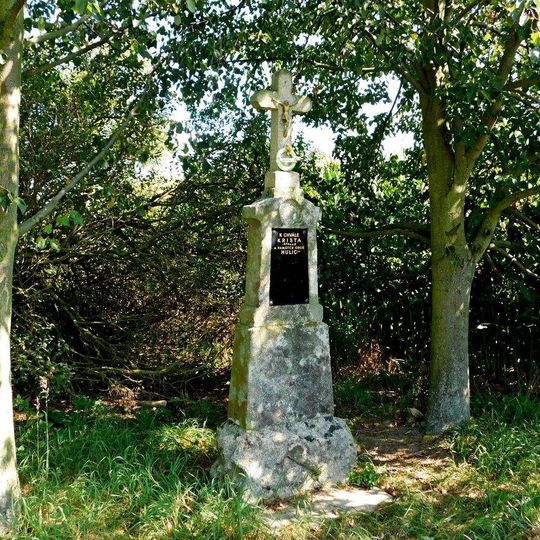 Kříž u polní cesty severně od Hulic