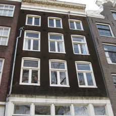 Pand met gevel onder rechte lijst