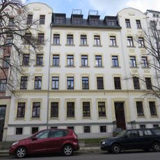 Mietshaus in geschlossener Bebauung mit Vorgarten Orthstraße 14