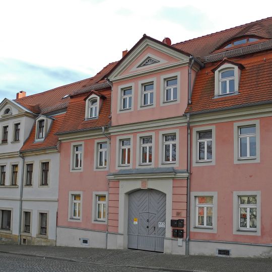 Wohnhaus in geschlossener Bebauung und Nebengebäude Am Markt 8