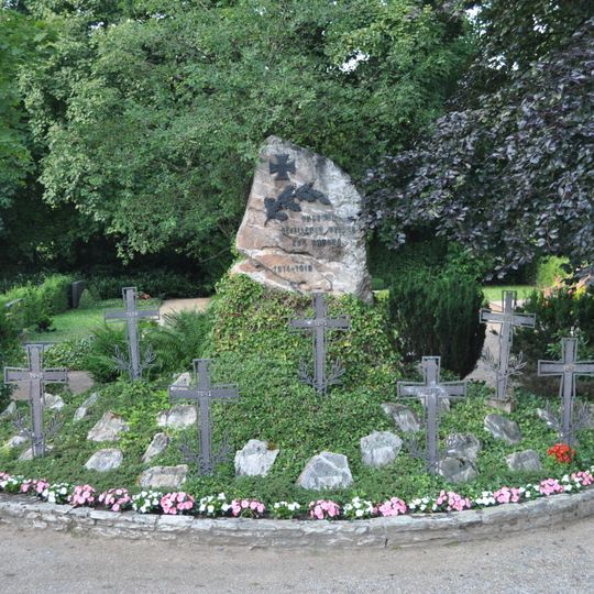 Städt. Friedhof Gonzenheim; Ehrenmal / Kreuze