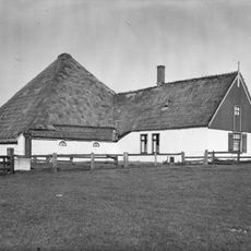 Als massa nog mooie boerderij waarvan het tot voor kort bijzonder mooie woonhuis echter vernieuwd is.