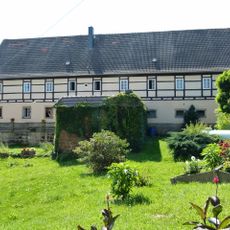 Wohnstallhaus (Nr. 1), Seitengebäude, Auszugshaus (Nr. 1a) und Scheune eines Vierseithofes Feldgasse 1; 1a