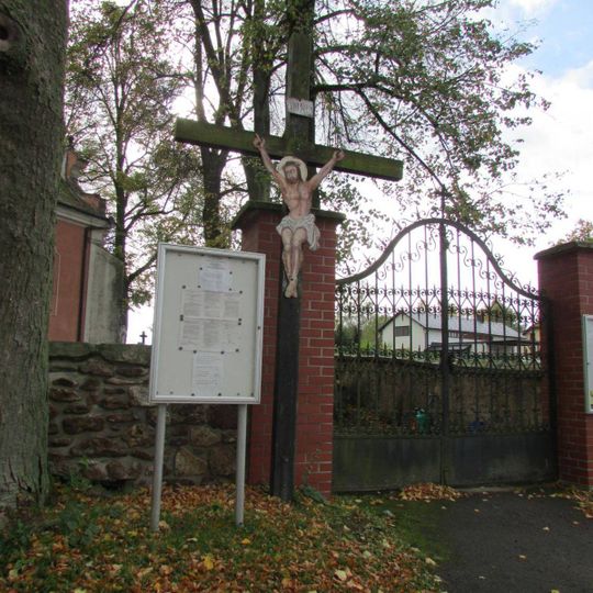 Dřevěný kříž před hřbitovem ve Starém Pelhřimově