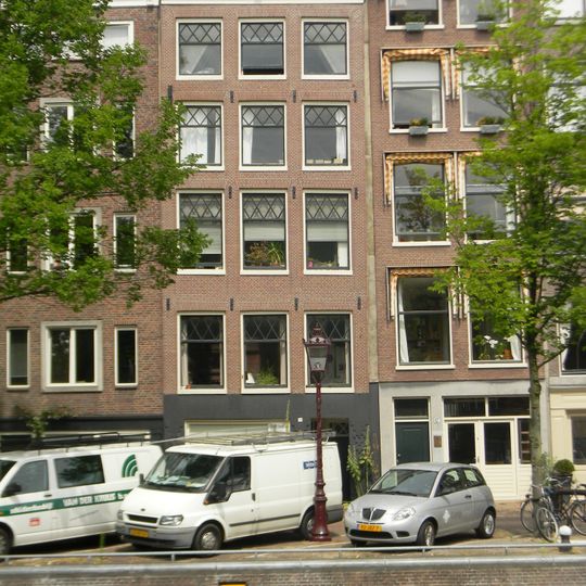 Pand met gevel onder rechte lijst