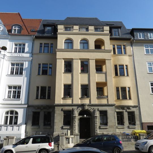 Mietshaus in geschlossener Bebauung mit Vorgarten und Einfriedung Erich-Mühsam-Straße 22