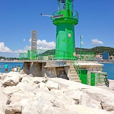 Split breakwater lighthouse