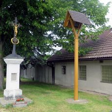 Kříž u zastávky autobusu ve středu Zbožíčka