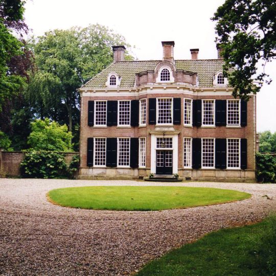 De Kiefskamp: tuinmuur met toegangshekken