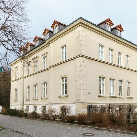 Einzeldenkmal der Sachgesamtheit Rittergut Muckern: Herrenhaus des Rittergutes und Einfriedung zum Gutspark Rittergutshof 1