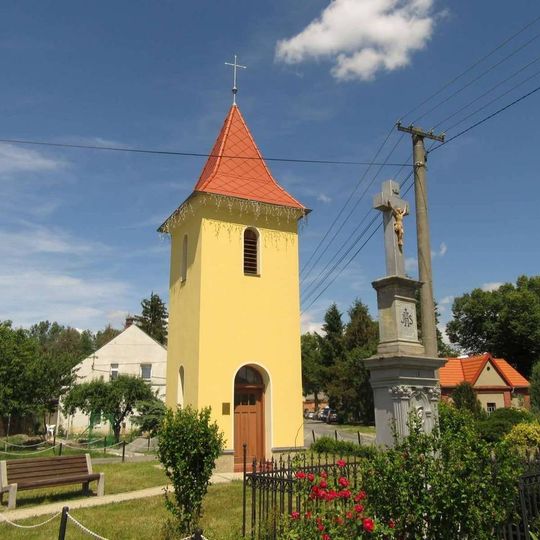 Zvonice v Hynkově na rozcestí