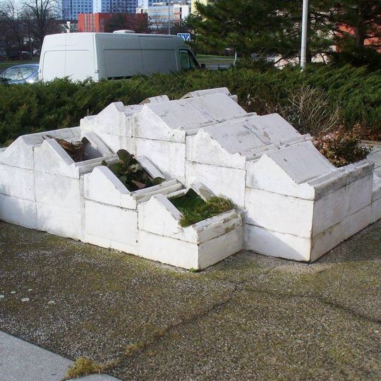 Betonová plastika u domu U Kamýku 871/4