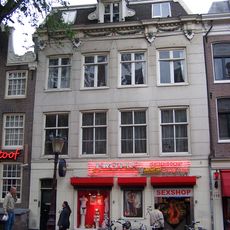 Huis met gepleisterde gevel onder versierde rechte lijst