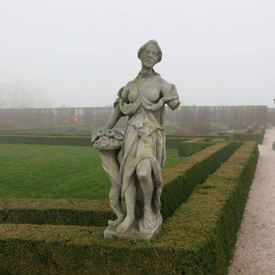 Socha alegorie Jara v zahradě špitálu v Kuksu