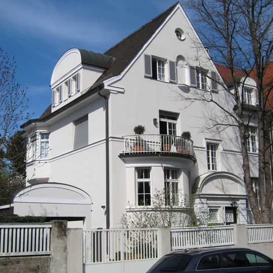 Teil einer symmetrischen Villengruppe