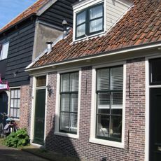 Rechterhelft van eenvoudig woonhuisje met lijstgevel