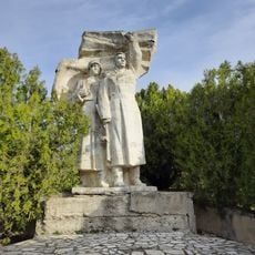 Monument la mormântul comun al ostașilor și în memoria consătenilor căzuți în război (1941-1945)