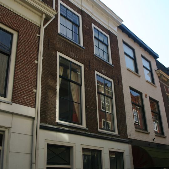 Pand met twee verdiepingen en pannen zadeldak. Verkropte houten kroonlijst