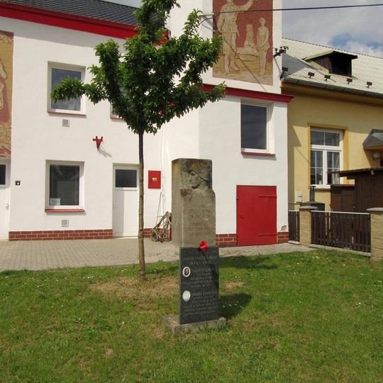 Pomník Rudé armádě ve Třech Dvorech u hasičské zbrojnice