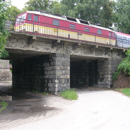 Železniční most přes Dvořákovu stezku v Nelahozevsi