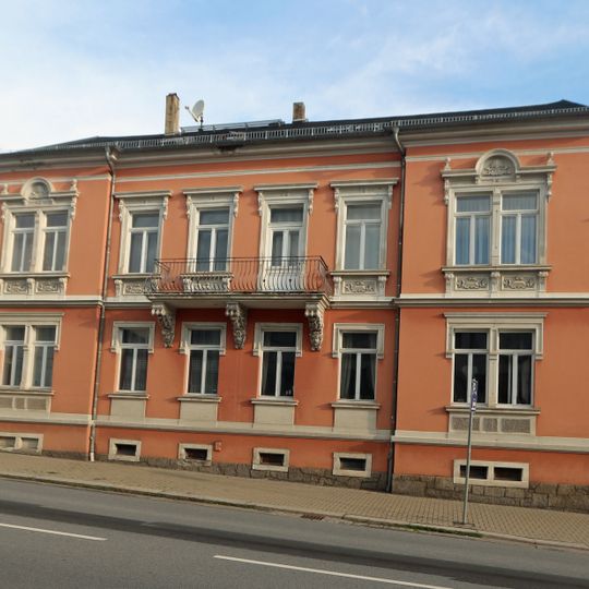 Mietvilla in halboffener Bebauung Oststraße 17