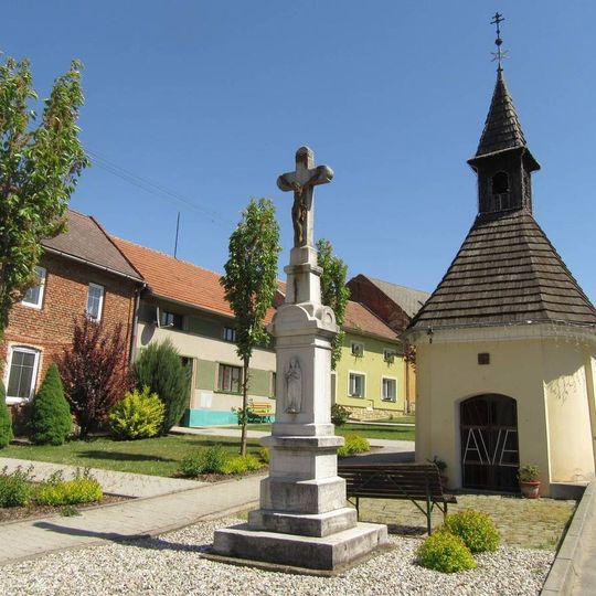 Kříž v Osíčanech vedle silnice u kaple