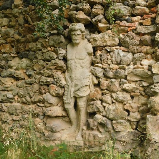 Socha Herma v Teatronu v zámeckém parku ve Valči