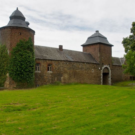Castle farm of Housse