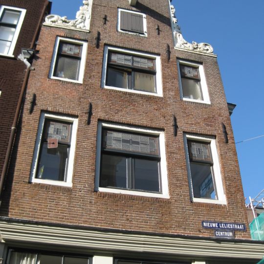 Hoekhuis met klokgevel waarin gevelsteen