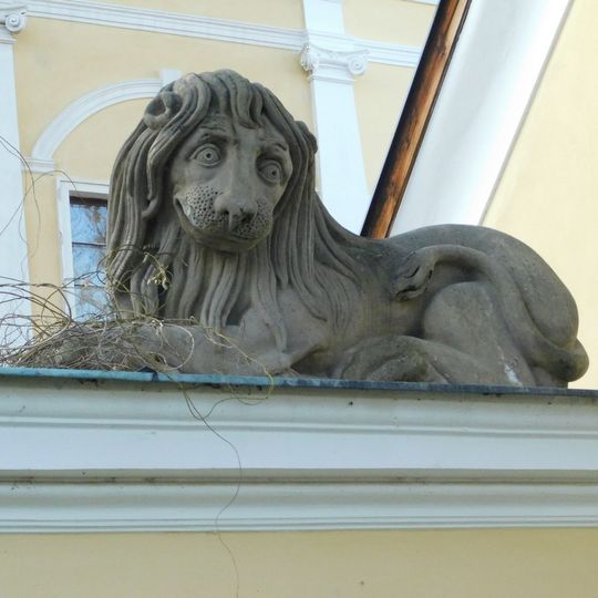 Socha lva vpravo od brány zámku ve Vlašimi
